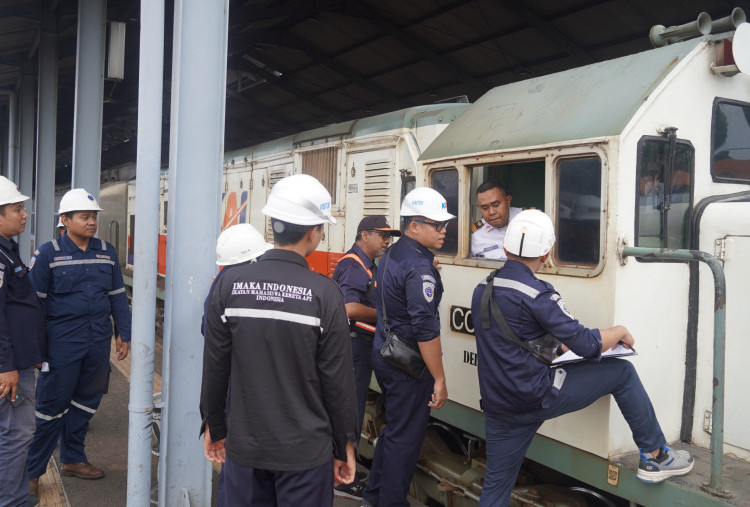 Kegiatan ramp ceck ini dibuka oleh Deputy Daop 8 Surabaya, Zuhril Alim, bersama Kasubdit Kelaikan Sarana Wilayah II DJKA, Lukman Al Amin, serta Kepala Balai Teknik Perkeretaapian Kelas I Surabaya, Denny Michels Adlan, bertempat di Ruang Airlangga, Kantor Daop 8 Surabaya.
Deputy Daop 8 Surabaya Zuhril Alim menyampaikan bahwa kegiatan ramp check ini menjadi bagian dari komitmen KAI untuk terus memberikan pelayanan terbaik kepada pelanggan.
“Dengan semangat Semakin Melayani, KAI Daop 8 Surabaya berkomitmen mewujudkan perjalanan yang selamat, aman, dan nyaman selama masa Angkutan Natal 2025 dan Tahun Baru 2026. Kami mendukung penuh kegiatan ramp check ini dan berharap hasilnya dapat menjadi masukan berharga untuk peningkatan keselamatan dan pelayanan pelanggan. Berbagai persiapan juga telah kami lakukan, mulai dari perawatan, pengecekan, hingga perbaikan menyeluruh terhadap sarana perkeretaapian,” ungkapnya.

Foto : Humas Daop 8 Surabaya