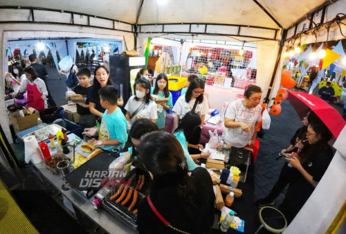 Pada gelaran The Artisan Market kali ini, berbagai kegiatan digelar selama tiga hari. Diantaranya pada hari kedua ini yakni Bento Making Competition for Kids oleh Finna, penampilan TK Eden, Bianlian, Hoop Band, dan even spesial Mie Mapan. Juga lomba minum jamu oleh Jamu Iboe. Sedangkan di hari terakhir, digelar even dari Viva Cosmetics, penampilan Sherina, Hydrococo Amazing Race, dan penampilan Hoop Band. (foto: Julian Romadhon)