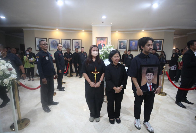 Wali Kota dan Warga Surabaya Beri Penghormatan Terakhir ke Adi Sutarwijono di Gedung DPRD Surabaya