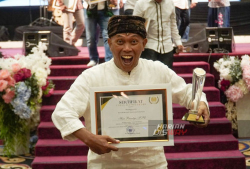 Pemerhati Seni dan Budaya, Heri Lentho Raih Penghargaan UNESA Alumni Awards