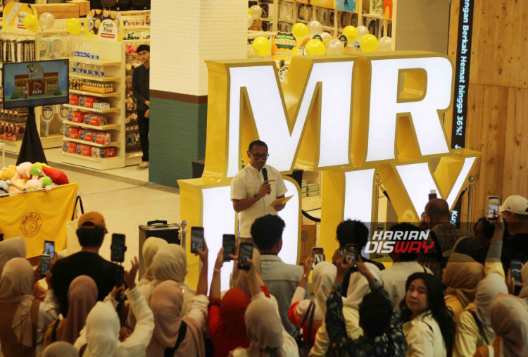 Michael Cohen, VP Business Development MR.D.I.Y. Indonesia, mengatakan konsep flagship store ini dirancang lebih segar dan berfokus pada peningkatan pengalaman pelanggan. Pembaruan dilakukan pada tata letak, desain, navigasi kategori, hingga alur belanja agar lebih intuitif tanpa mengubah komitmen harga yang tetap terjangkau.
