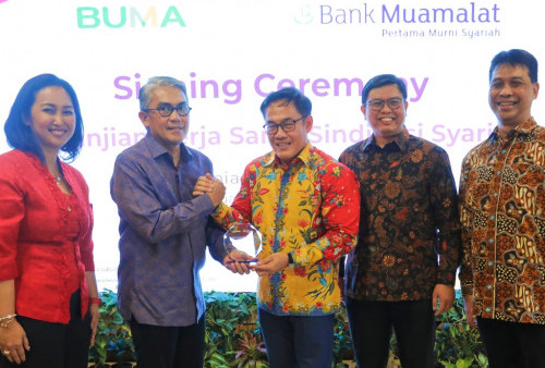 (kiri ke kanan) Direktur Delta Dunia Group, Dian Andyasuri, Direktur PT Bukit Makmur Mandiri Utama (BUMA), Nanang Rizal Achyar; Direktur Utama PT Bank Muamalat Indonesia Tbk, Indra Falatehan; SEVP Enterprise Banking Bank Muamalat, Irvan Y. Noor dan Group Deputy Director Finance & Investor Relations Delta Dunia Group Iwan Fuad Salim usai penandatanganan perjanjian kerja sama pembiayaan sindikasi syariah senilai total 60 juta dolar AS di Jakarta, Rabu (13/9/2023).(Raka Denny/Harian Disway)
