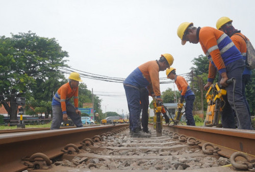 Jelang Lebaran 2024, KAI Daop 8 Surabaya Gencarkan Perawatan Jalur Kereta Api