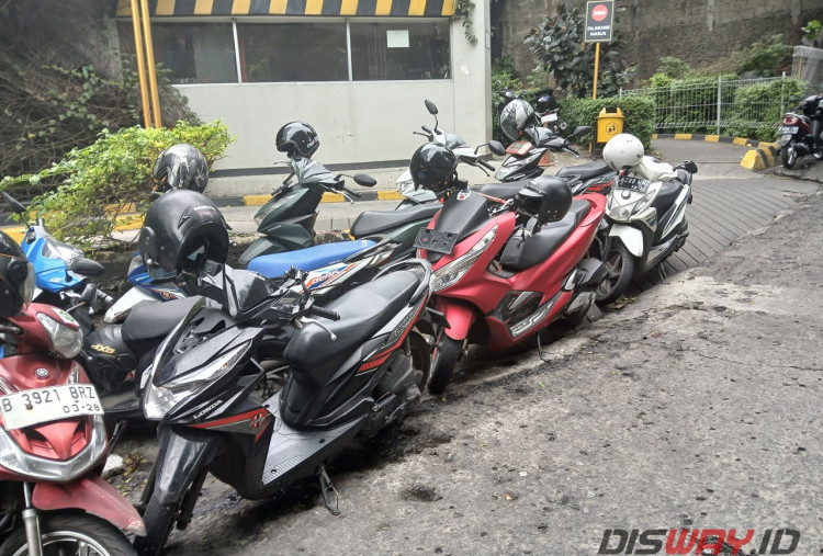 Gak Ada Kapoknya, Juru Parkir Liar Mall Gandaria City Punya Cara untuk Antisipasi Banjir