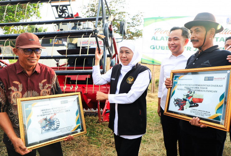 Genjot Produksi Padi, Khofifah Bagikan Mesin Pertanian