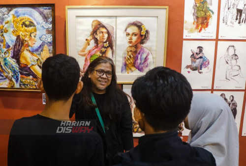 Pelukis Budi Bi menjelaskan karyanya di hadapan para mahasiswa yang
mengunjungi pameran. Menurut Budi Bi, pameran lukisan dengan judul Pengerat
dibuat agar kita tahu bahwa anugrah yang berwujud seseorang itu selalu kita ingat.
Ada juga karya lainnya seperti karya berfilosofi akan cepatnya kenangan berlalu
bagai angin semilir, atau lukisan memvisualkan persepsi tentang sendu, laksana dua
kerinduan yang bersayap satu dan masing-masing hanya bisa terbang bila mereka
saling berpegang erat. foto: Moch Sahirol