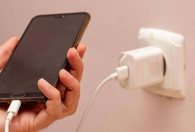 Jangan Sembarangan Mengisi Daya Ponsel di Tempat Umum Ini Bahayanya!