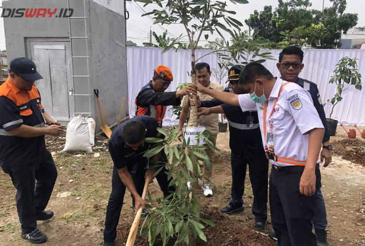 Hari Gerakan 1 Juta Pohon, KAI Tanam 210 Pohon Secara Serentak di Wilayah Daop 1 Jakarta