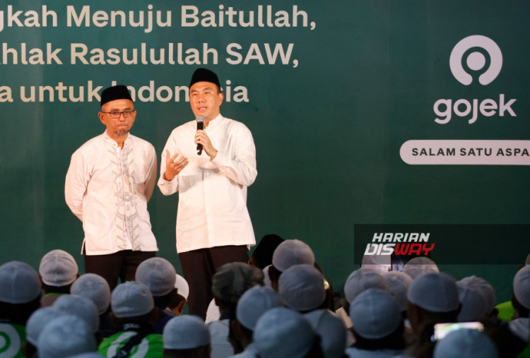 Direktur Utama/CEO GoTo Hans Patuwo (kanan) mengatakan, Gojek tidak dibangun sendirian karena para Mitra Driver Legend telah berjuang bersama sejak layanan masih berbasis telepon. Program Apresiasi Mitra terus diperluas, mencakup perlindungan, kesejahteraan keluarga, dan dukungan operasional. Ke depan, Gojek akan membuka kesempatan umrah bagi lebih banyak Mitra Driver.