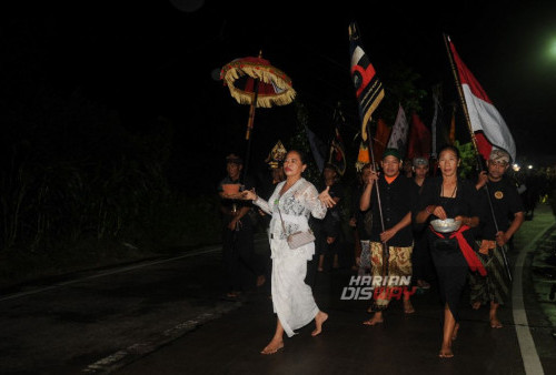 Umat Hindu mengikuti Upacara Pembejian di Pura Penataran Luhur Medang Kamulan, Gresik, Jawa Timur, Rabu, 24 Januari 2024.

Upacara Pembejian adalah rangkaian upacara dalam rangka Pujawali Pura Penataran Luhur Medang Kamulan yang jatuh pada Purnama ke 8, 24 Januari 2024. Upacara Pembejian tersebut dilakukan untuk menyucikan benda-benda sakral, lingkungan, serta semesta. (Julian Romadhon/Harian Disway)