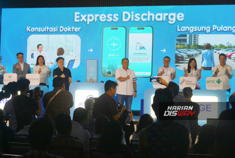 Kiri ke kanan: dr. Suryanti Gunadi, MARS, Direktur Operasional Hermina Hospitals Group, Denny Charlie, Chief Information Officer Eka Hospital, Leona A. Karnali, CEO Primaya Hospital Group, Rudy, Wakil Presiden Direktur Astra sekaligus Director in Charge Astra Financial, Maximiliaan Agatisianus, President Director Asuransi Astra, Hendry Yoga, Operation Director Asuransi Astra, dr. Christina Dian Anggraeni, COO Mitra Keluarga, Jusup Halimi, President Director EMC Healthcare.


