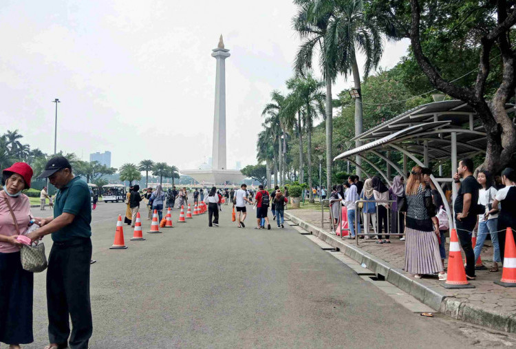 8.159 Orang Nikmati Libur Tahun Baru 2025 di Monas   