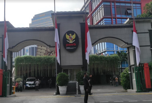 Bendera Setengah Tiang Dikibarkan di Kantor Kementerian PAN-RB