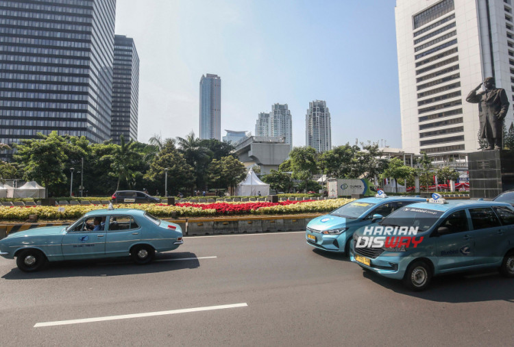 Konvoi Armada Bluebird Meriahkan 80 Tahun Kemerdekaan