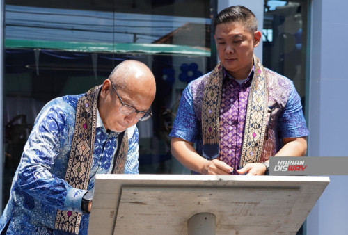 Country Manager RMA Indonesia, Toto Suharto (kiri) dan Direktur PT DAS Indonesia Bali, Mulyadi Kantiana Surjonogo menandatangani prasasti peresmian Dealer Ford DAS Bali, di Denpasar (28/9).