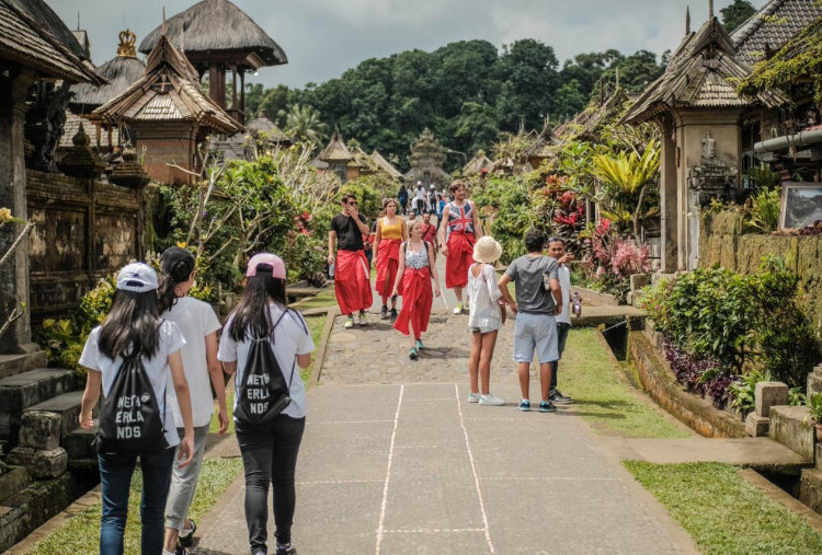 Kemenpar Terbitkan SE Libur Sekolah 2026, Batasi Daya Tampung Destinasi Wisata