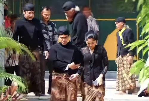 Jelang Pernikahan, Kaesang dan Erina Nyekar ke Makam Leluhur Mangkunegaran