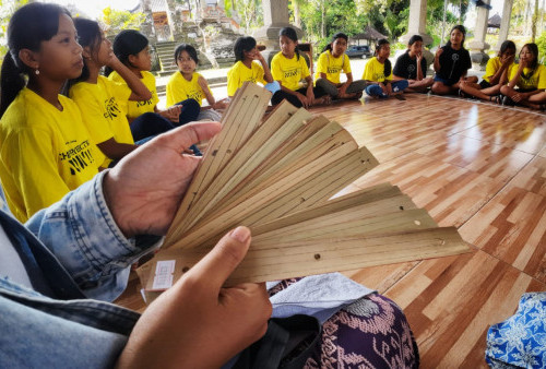 Alit Indonesia Hidupkan Tradisi Menulis di atas Lontar bagi Anak-anak Tampak Siring