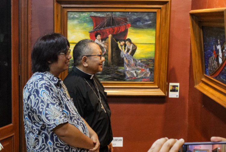 Sabda Telah Menjadi Rupa: Refleksi Iman dan Pelayanan Dua Imam Katolik di Galeri Merah Putih Surabaya