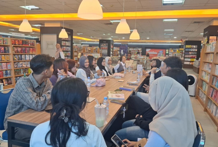 Baca Buku Bareng, Cara Komunitas Rabo Sore Ajak Mahasiswa Baru Cintai Sastra Indonesia 