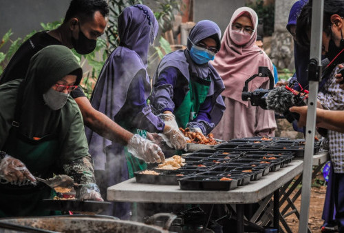 Ibu-ibu dari Dompet Dhuafa sedang memasak untuk persiapan buka bersama di dapur keliling.