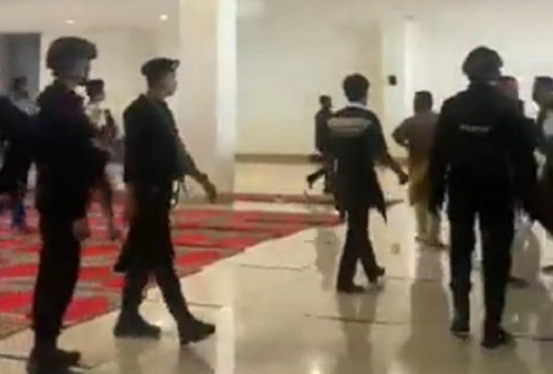 Viral Polisi Disebut 'Injak' Sajadah Masjid Raya Sumbar Pakai Sepatu, Pengurus Klarifikasi: Itu Tempat Pertemuan