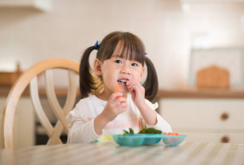 Catat Bund! 9 Rekomendasi Makanan untuk Cegah Mata Rabun pada Anak