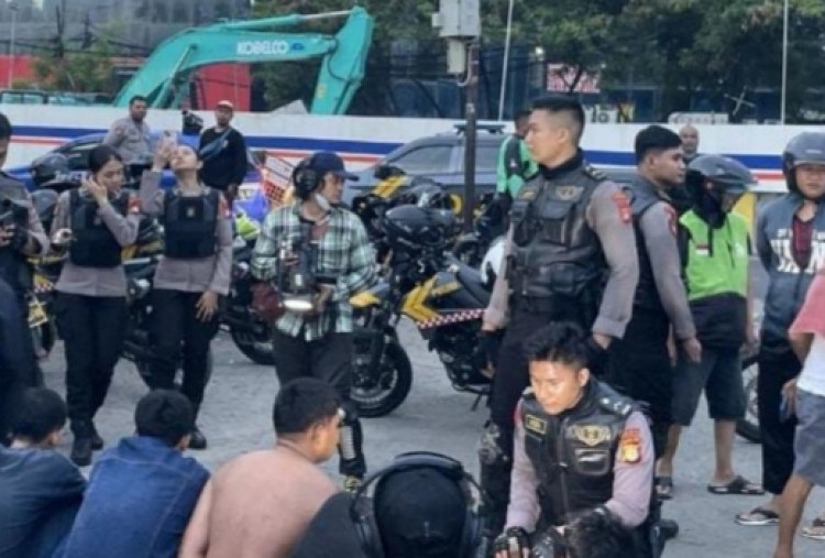 Detik-Detik Polisi Bubarkan Tawuran di Pluit, Pelaku Bawa Senjata Tajam dan Molotov