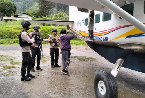 Pesawat Asia One Air Ditembus Peluru KKB di Papua