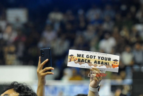 Pendukung Capres Anies Baswedan mengirimkan pesan-pesannya melalui spanduk dan poster saat berlangsungnya Desak Anies yang digelar di DBL Arena Surabaya, Jawa Timur, Jumat, 10 Februari 2024. Calon presiden nomor urut 1 Anies Baswedan menyebut acara 