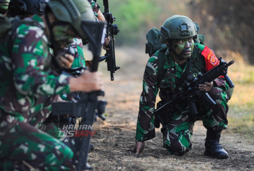 Pasukan mendarat dengan tank amphibi di Situbondo, Jawa Timur, Selasa  1 Agustus 2023. Operasi darat itu merupakan bagian dari Latihan Gabungan TNI 2023 yang diikuti Angkatan Darat, Angkatan Laut dan Angkatan Udara. (Julian Romadhon/Harian Disway)

