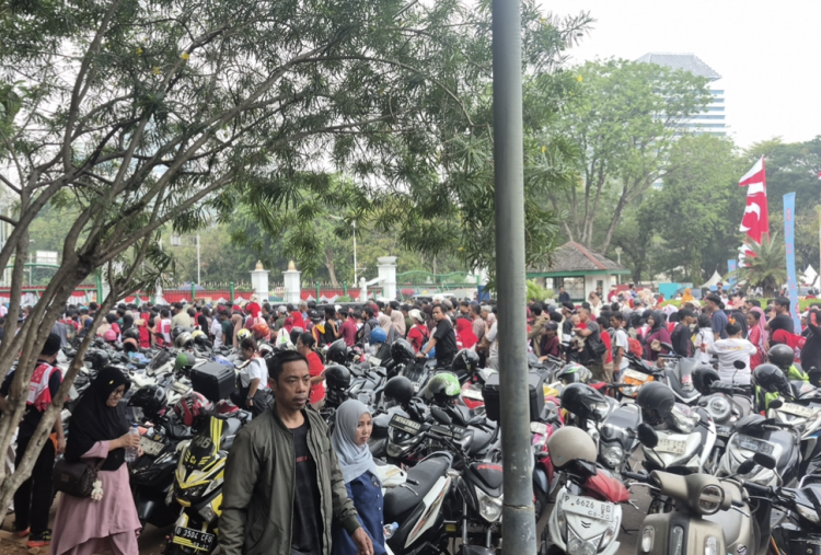 Pintu Timur Monas Dipadati Ribuan Warga, Arus Keluar-Masuk Pesta Rakyat HUT RI ke-81 Sempat Terkunci