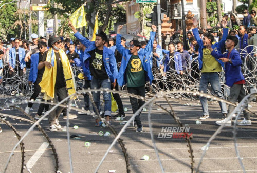 Sejumlah mahasiswa yang tergabung dalam Pergerakan Mahasiswa Islam Indonesia (PMII) melakukan aksi demo di depan Gedung DPRD Jawa Timur pada Rabu, 8 November 2023. Aksi demo yang diikuti sebanyak 400 mahasiswa itu menolak terhadap aktivitas pertambangan di Jawa Timur, terutama pertambangan ilegal yang masih beroperasi hingga sekarang. (Moch Sahirol/Harian Disway)
