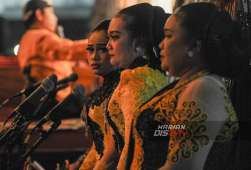 Akibatnya Cupu Manik Astagina tersebut menjadi rebutan bagi ketiga anak Resi Gotama tersebut. Resi Gotama yang sedang bersemedi terganggu oleh keributan ketiga anaknya tersebut. Begitu mengetahui bahwa sumber dari keributan adalah Cupu Manik Astagina, yang ia ketahui bahwa itu adalah milik Batara Surya. Resi Gotama kemudian bertanya kepada isterinya Dewi Indradi dari mana asal dari Cupu Manik Astagina. (Julian Romadhon/Harian Disway)