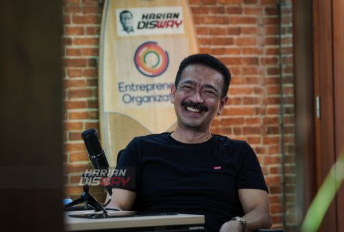 Founder Harian Disway, Dahlan Iskan berdialog dengan Direktur Utama (Dirut) RS Anwar Medika,  dr Agus Fahrudin saat podcast Disway di Perum Sakura Regency, Surabaya, Jawa Timur, Sabtu 21 Mei 2022. Dalam dialog kesehatan tersebut dr. Agus Fahrudin, menjelaskan tips menjaga kesehatan kulit dengan metode regenerasi sel. Foto: Julian Romadhon