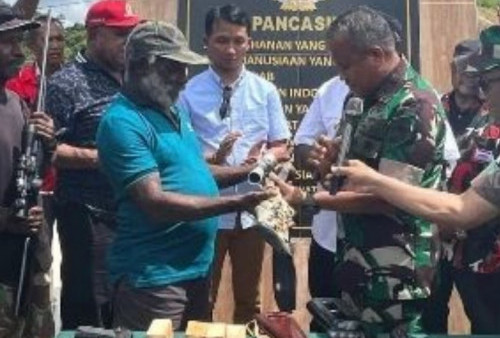Rayakan Hari Kembalinya Papua Barat ke Pangkuan NKRI, Mantan Panglima OPM Serahkan Senpi ke Panglima Kodam Cendrawasih
