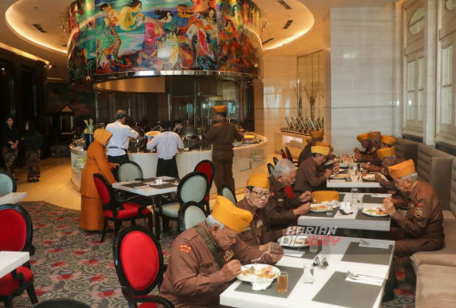 Sejumlah Veteran (LVRI dan PVRI) se Surabaya mengikuti kegiatan CSR yang digelar di Ciputra World Hotel, Surabaya, Jawa Timur, Jumat 18 Agustus 2023. Kegiatan CSR yang digelar Ciputra World Hotel dan menggandeng Yayasan Bangun Sehat Indonesiaku (YBSI) tersebut diikuti sebanyak 35 para Veteran (LVRI dan PVRI) se Surabaya untuk memperingati HUT kemerdekaan RI ke 78. (Moch Sahirol/Harian Disway).