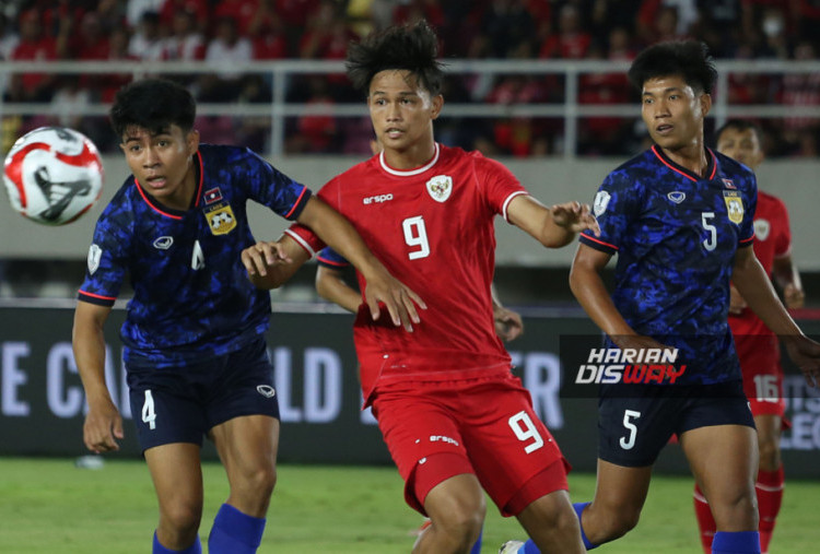 Pesepak bola Timnas Indonesia Hokky Caraka (tengah) berebut bola dengan pesepak bola Timnas Laos saat pertandingan Grup B ASEAN Cup 2024 di Stadion Manahan, Solo, Jawa Tengah, Kamis (12/12/2024). Timnas Indonesia bermain imbang melawan Laos dengan skor 3-3.Foto:  Haritsah Almudatsir /Harian Disway