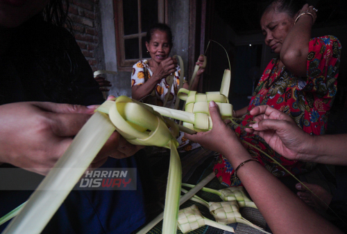 Warga belajar membuat cangkang ketupat di jalan Tubanan Indah 1, Surabaya, Jawa Timur, Minggu (8/5/2021). Pembelajaran membuat cangkang ketupat tersebut diinisiasi oleh Trip for Education (TFE) dan Kampoeng Dolanan (KD) dengan tujuan anak-anak dan warga dikawasan tersebut mampu menganyam sendiri janur menjadi cangkang ketupat sehingga tradisi membuat ketupat untuk Lebaran Ketupat tetap lestari. Foto: Julian Romadhon