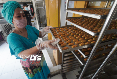 Pembuat kue kering menyelesaikan proses pembuatan kue pesanan di jalan Ketandan Baru II, Surabaya, Jawa Timur, Minggu 24 April 2022. 