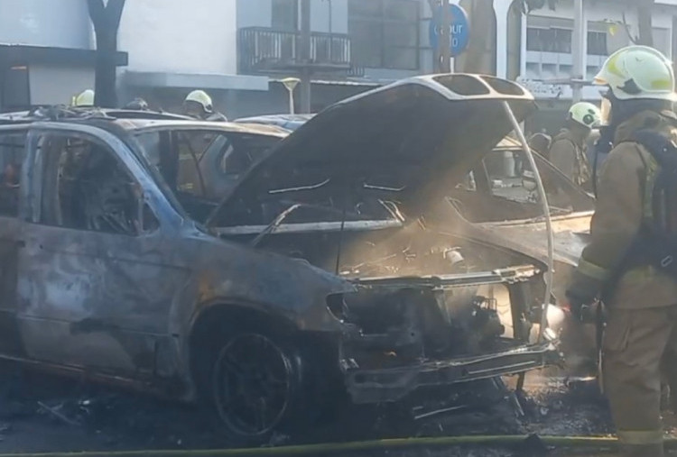 Tiga Mobil Terbakar di Parkiran MT Haryono Tebet, Api Diduga dari Kap Mesin 