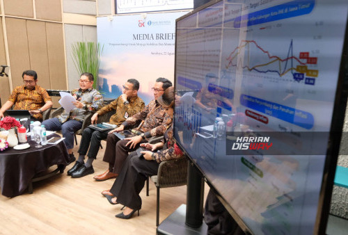 Di hadapan media, KSSK menggambarkan  peran lembaga-lembaga itu dalam menjaga stabilitas ekonomi dan meningkatkan pertumbuhan ekonomi di Jawa Timur.

Menurut Kepala Perwakilan Bank Indonesia ( BI ) Jawa Timur, Erwin Gunawan Hutapea, BI telah memutuskan untuk mempertahankan suku bunga acuan BI Rate di angka 6,25%.
BI   juga memperkirakan pertumbuhan ekonomi 2024 berada di kisaran 4,7% hingga 5,5%, sejalan dengan proyeksi sebelumnya.Negara-negara ASEAN, termasuk Indonesia, masih menunjukkan ketahanan yang kuat . selain panen yang maju di awal triwulan kedua,  permintaan dalam negri yang kuat dan perbaikan hubungan dengan mitra luar negrei menjadi pendorong utama stabilitas ekonomi . Foto :Boy Slamet-Harian Disway