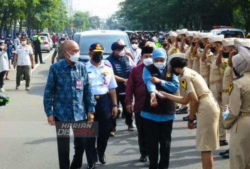 Gubernur Jawa Timur Khofifah Indar Parawansa, beserta jajarannya tiba di tempat peresmian Mudik Gratis 2022 yang di Dishub Jatim, Jalan Frontage Ahmad Yani Surabaya, Jawa Timur, Kamis 28 April 2022. Foto: Rahmat Chiky