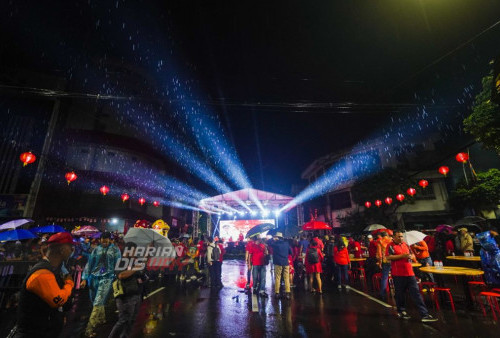 Hujan Saat Perayaan Festival Cap Go Meh di Surabaya