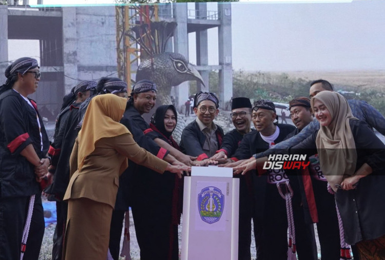 Bupati Ponorogo Sugiri Sancoko menyebut proyek ini dikerjakan gotong royong dan dilengkapi museum berisi artefak serta narasi sejarah Reog yang terdigitalisasi. Monumen dan museum yang progresnya mencapai 94% itu diharapkan menjadi ikon budaya dan destinasi wisata unggulan Jawa Timur.
