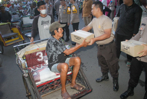 Acara tersebut dipimpin oleh Kapolrestabes Surabaya, Kombes Pol Pasma Royce, yang memberikan imbauan kepada para tukang becak agar tetap menjaga keamanan dan ketertiban masyarakat, terutama selama musim mudik tahun ini.
