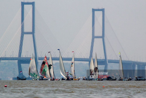 Peserta perahu layar tradisional berlomba menggapai garis finis di Pantai Kenjeran Surabaya, Jawa Timur, Minggu, 1 Oktober 2023. Lomba perahu layar yang digelar oleh mahasiswa Departemen Teknik Perkapalan, Fakultas Teknologi Kelautan ITS, program pengabdian kepada masyarakat ini sebagai bentuk pemberdayaan terhadap nelayan dalam melestarikan perahu layar tradisional yang berlangsung selama dua hari dan diikuti sebanyak 38 tim dari nelayan-nelayan di kawasan Kenjeran. Acara itu bagian dari kegiatan Semarak Mahasiswa Perkapalan, (SAMPAN) ITS 2023, yang tahun ini kembali digelar setelah vakum akibat pandemi Covid-19. (Muchamad Ma'ruf Zaky/Harian Disway)