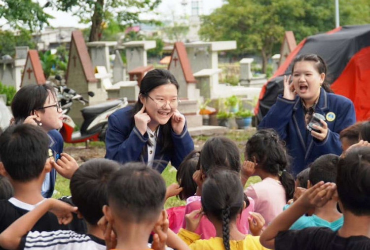 Keseruan Belajar di Makam Mataram Bersama Petra Mengajar V: Jari, Spons, dan Cotton Bud Jadi Kuas