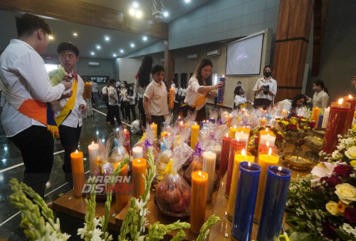 Petugas altar meletakan persembahan saat berlangsungnya prosesi perayaan Hari Raya Trisuci di Vihara Dhamma Jaya Surabaya, Jawa Timur, Minggu (4/6/2023). Perayaan Hari Raya Trisuci di tahun ini mengusung tema Perkokoh Moral Untuk Membangun Kedamaian Bangsa.

