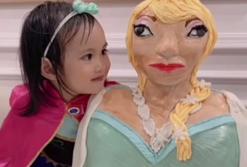 Reaksi Kocak Anak Fitri Tropica Saat Diberi Kejutan Ugly Cake, 'Gak Bisa Berkata-kata'